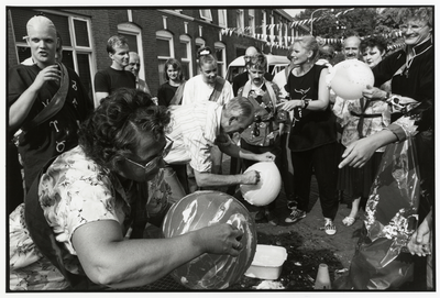 108016 Afbeelding van de wedstrijd ballonscheren tijdens het jaarlijkse buurtfeest in de Takstraat en de Bladstraat te ...